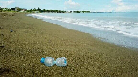 海滩被塑料和废物污染了