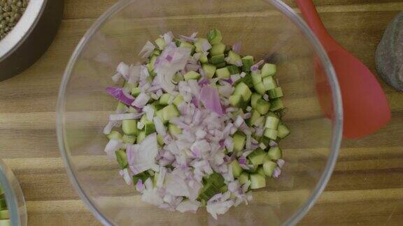 做绿扁豆黄瓜沙拉