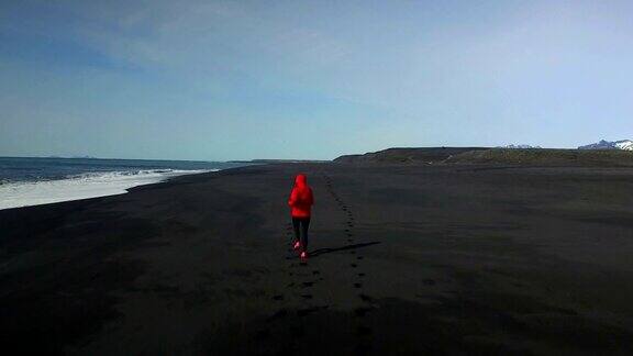 在冰岛奔跑的年轻女子运动员
