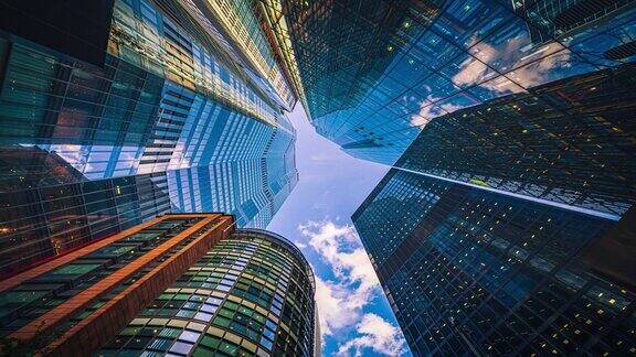 英国伦敦市中心商业公司大楼摩天楼的低角度延时拍摄