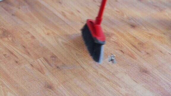 在家里用扫帚清扫地板的妇女