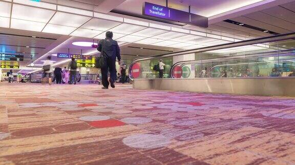延时:旅客在国际航站楼的机场出发区