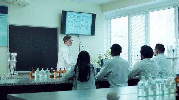 医科学生在教室里