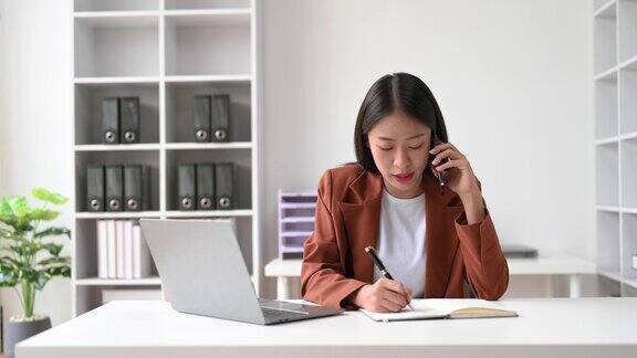 商务女性使用平板电脑和笔记本电脑在办公桌旁做数学、金融、税务、报告、会计、统计和分析研究概念