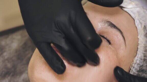 美容疗法面部按摩美容护肤特写镜头一位女士正在美容诊所接受美容洗面程序让皮肤变得清爽干净抗衰老面部复兴