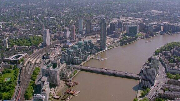 鸟瞰图泰晤士河在沃克斯豪尔伦敦英国4k