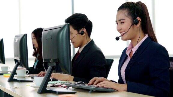 商务人员戴着耳机在办公室工作