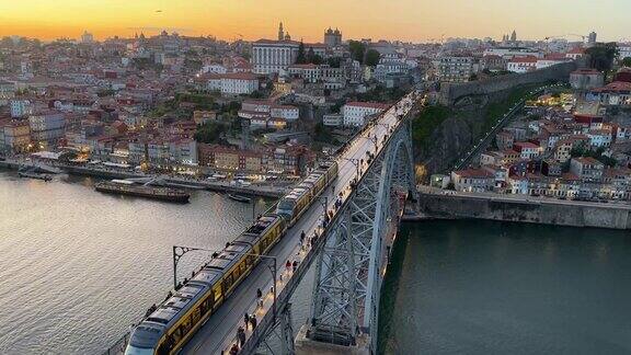 葡萄牙波尔图日落时分杜罗河上空的鸟瞰图