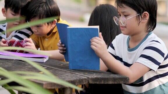 一群亚洲孩子读书