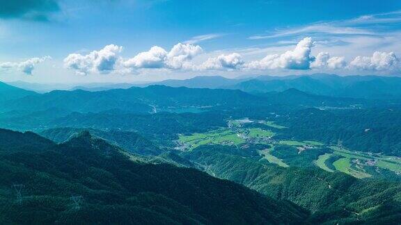 绿色的森林和蓝天白云在山上