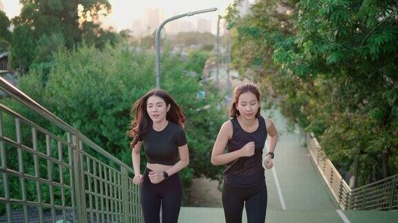 自信的女人用朋友锻炼身体来保持健康