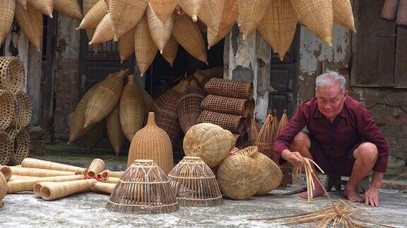 11日上午越南秋诗村越南渔民一家正在整理渔具