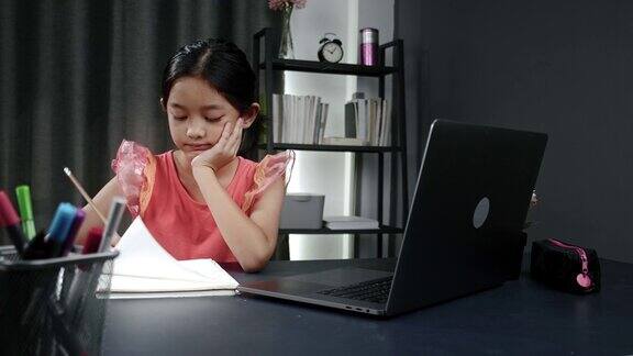女孩在家上学和使用笔记本电脑远程学习