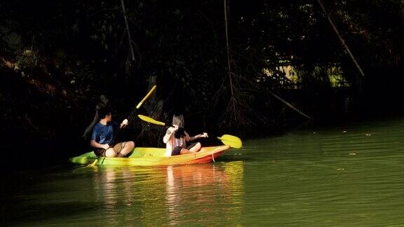 亚洲儿童在阳光下一起户外学习皮划艇或划独木舟生活方式概念
