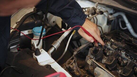 技术人员使用电压表测量汽车电池电压的抽象图像汽车修理机械车辆和技术诊断和修复