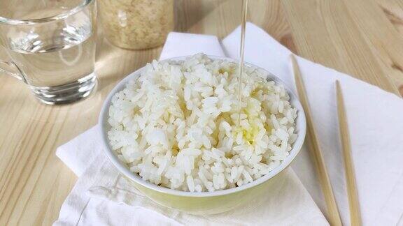 煮熟的白米饭加入植物油