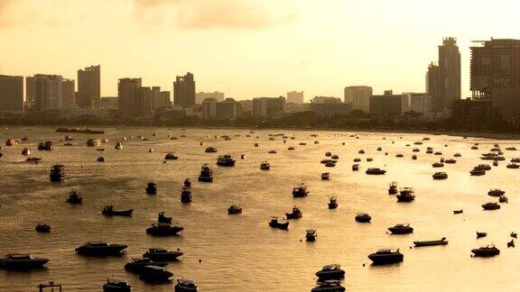 日出时美丽的芭堤雅湾景色是泰国著名的旅游胜地