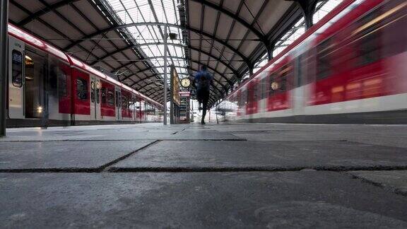 威斯巴登站的S-Bahn列车-时间间隔