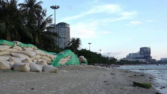 沙袋保护泰国春武里芭堤雅海滩的侵蚀