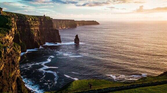 爱尔兰日落时莫赫悬崖的空中摄影