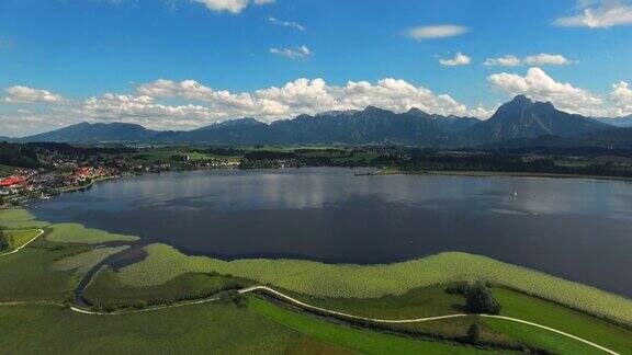 巴伐利亚奥尔高的Hopfensee湖和Hopfen村