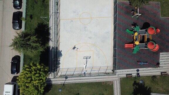 城市中心篮球场的鸟瞰图孩子在打篮球