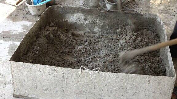 4k与建筑工人手工搅拌水泥