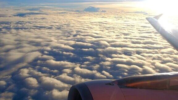 日落时飞机在云上飞行