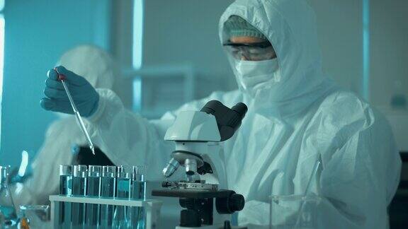 科学家们正在实验室里使用科学试管进行研究以检测Covid-19