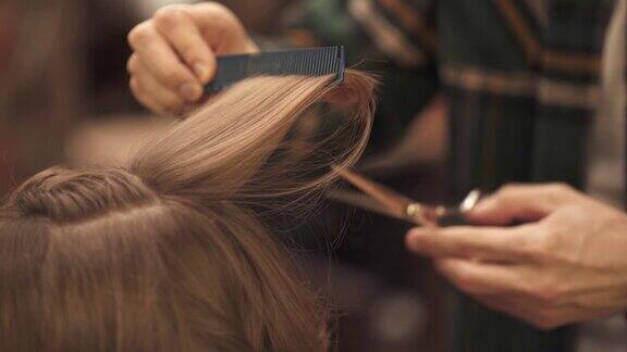 理发师使用梳子和剪刀为女性顾客理发