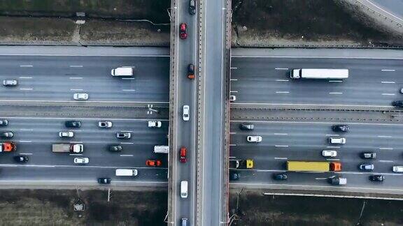 汽车和卡车在有路口和桥梁的公路上行驶