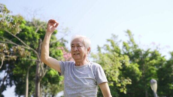 亚洲老人在公园锻炼