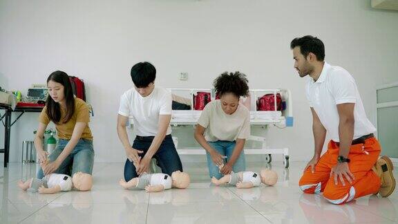 急救练习在一间教室里医科学生正在用一个假人练习生命体征评估医学概念拯救受害者的生命