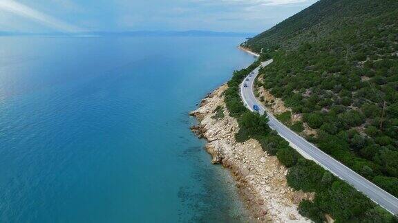 4k视频无人机在希腊波尔图塔索斯悬崖附近的海湾观看-股票视频