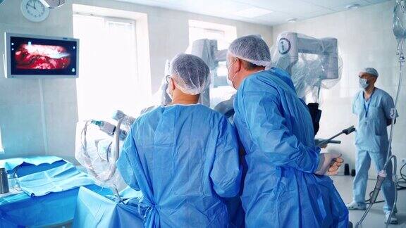 医用手术机器人肿瘤切除手术现代医疗设备微创机器人手术监视器在后台显示过程