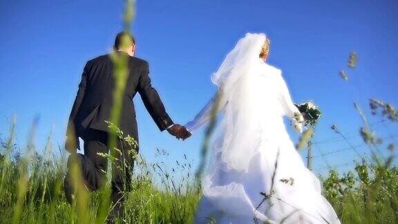 HD超级慢动作:在草地上奔跑的新婚夫妇