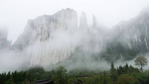 湖北恩施大峡雨云在山上移动最终覆盖了一切