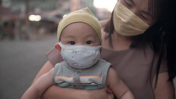 新冠肺炎:母亲和男婴戴医用口罩