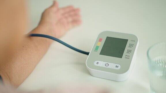 检查血压和心率
