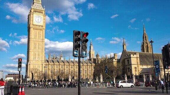 以大本钟和议会大厦为背景的威斯敏斯特大桥的交通时间流逝