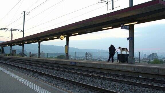 时间推移区域列车到达和离开火车站瑞士的火车广州苏黎世