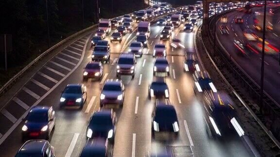 德国柏林A100城市高速公路夜间高速公路上汽车的时间流逝