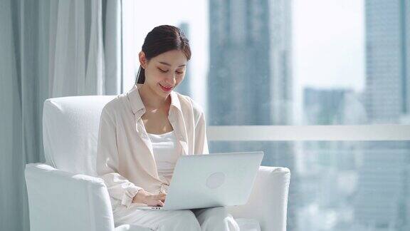 亚洲女商人开始在市中心的房间或办公室使用科技笔记本电脑工作