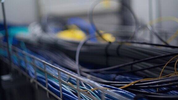 慢动作电缆梯支持布线在服务器机房的服务器机架上