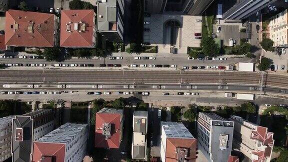 城市景观和火车火车穿过摩天大楼火车从伊斯坦布尔出来的鸟瞰图火车正穿过居民区