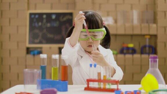 小女孩玩科学实验调色