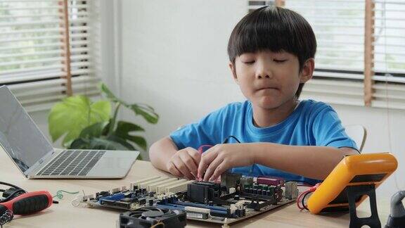 男孩试图在学校科学俱乐部修理电脑板学校工程俱乐部项目有科技观念的人