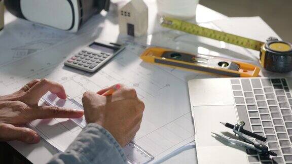建筑工程师在建筑工地办公室工作负责设计图纸和项目计划