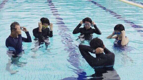 亚洲华人教练要求他所有的学生戴泳镜准备上课