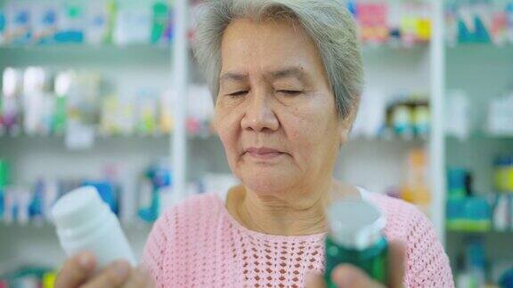 资深亚洲女性在药店找药